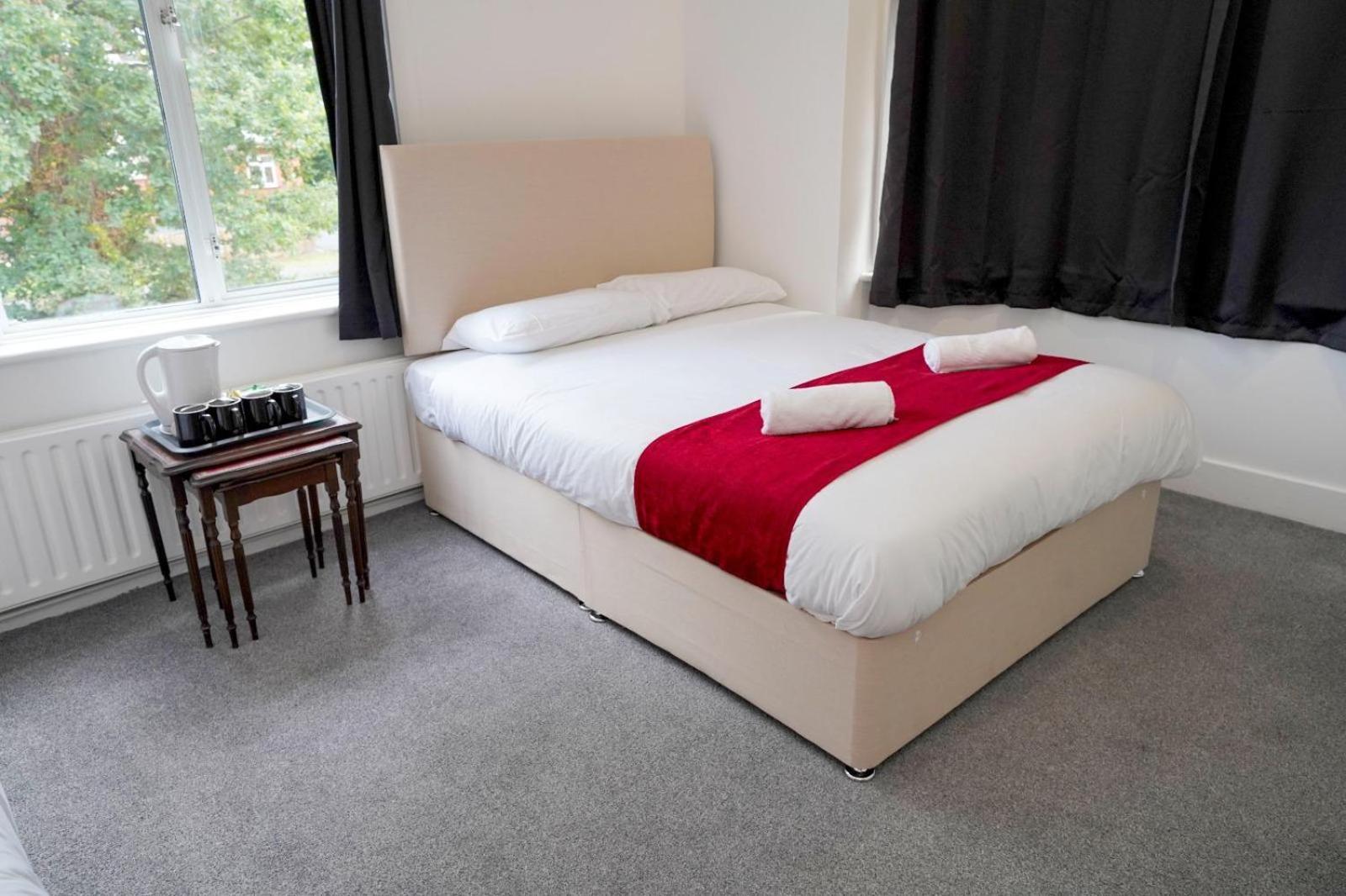 The Lodge By Birchwood Horley Ngoại thất bức ảnh